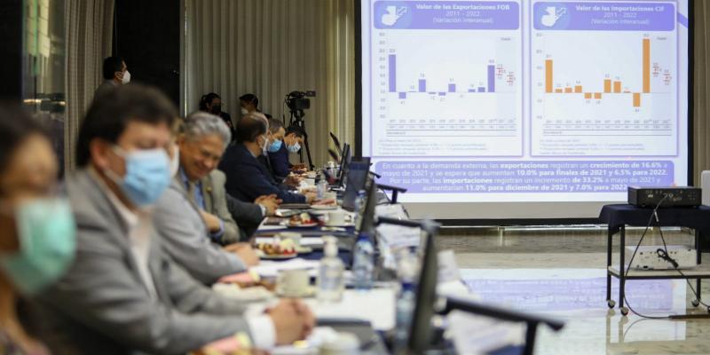 El Gabinete Específico de Desarrollo Económico (GEDE) se reune en la sede del Banco de Guatemala. 