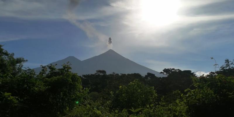 Vista al volcán de Fuego. Foto de archivo.