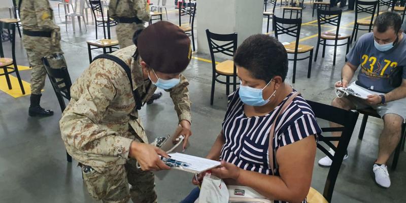 Reservista Militar realiza tareas administrativas en Centro de Vacunación Oakland Mall.