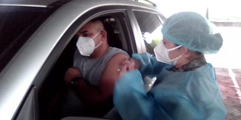 Vacunación en San Benito, Petén.