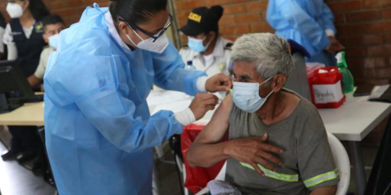 Habilitan centro de vacunación contra covid-19 en instalaciones de Escuela de Oficiales de la PNC