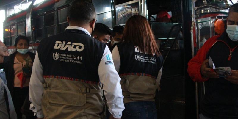 Representantes de Diaco durante jornada de verificación de precios en unidades de transporte extraubano.