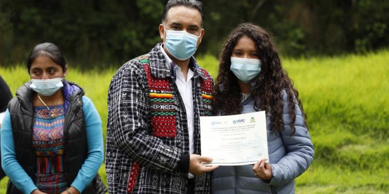 Ministro Mario Rojas entrega diploma de educación ambiental