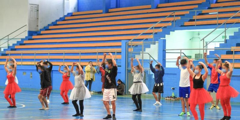 Las y los jóvenes practican ballet