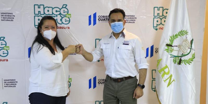 Ministro de Ambiente y Recursos Naturales, Mario Rojas Espino, junto a la alcaldesa de Flores, Petén