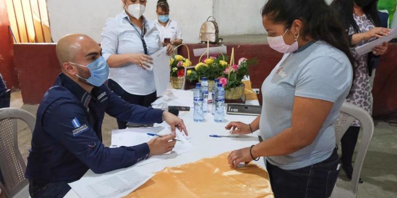 El secretario Francisco Molina firmó los contratos con las familias beneficiarias