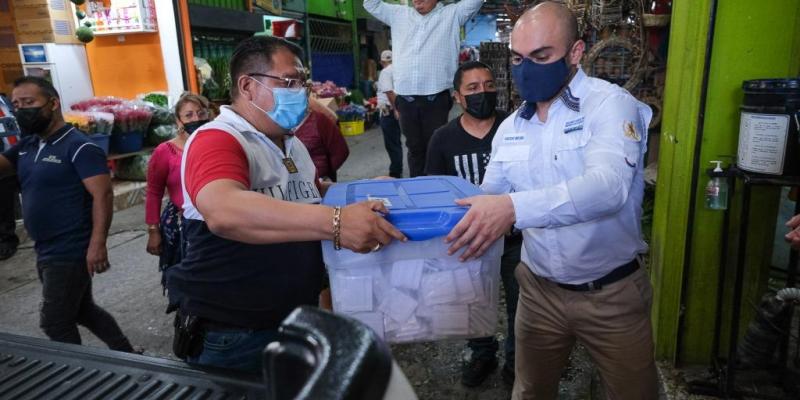 El secretario Francisco Molina entrega un lote de mascarillas