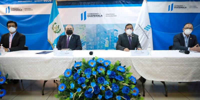 Autoridades de MINECO y SAT en conferencia de prensa sobre aprobación de las reformas a la Ley de Zonas Francas.