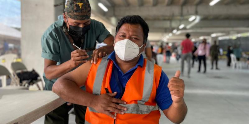 Personal aeroportuario vacunado contra el COVID-19