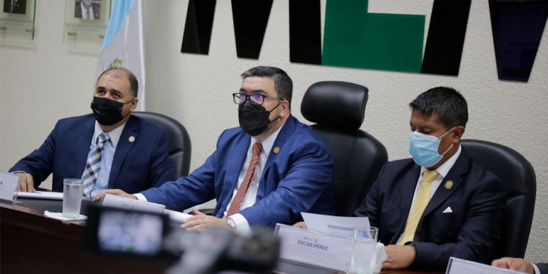 Alberto Pimentel Mata, Ministro de Energía y Minas, acompañado de sus viceministros.