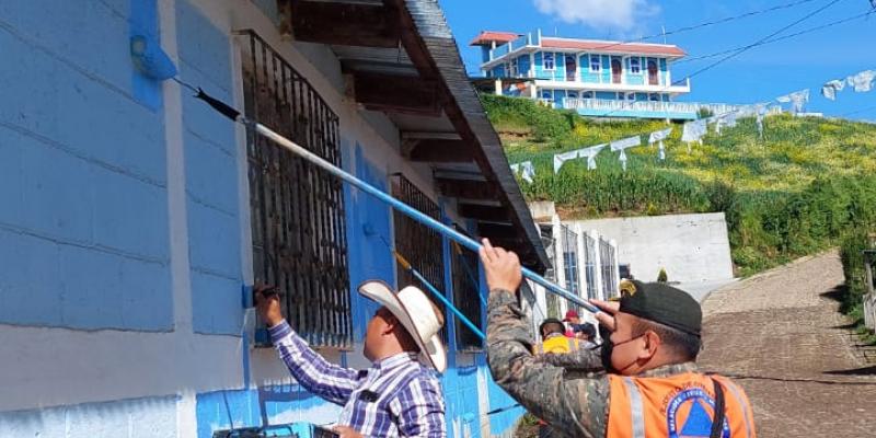 Personal militar realiza tareas de remozamiento de centro educativo