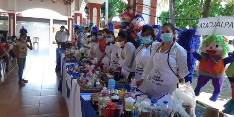 Mujeres emprendedoras de la comunidad de Azacualpa muestran sus productos.
