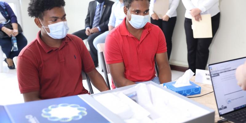 Personas con discapacidad auditiva escuchan por primera vez. 