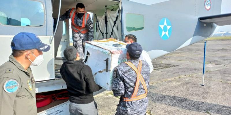 Personal militar apoya traslado aéreo de vacunas 