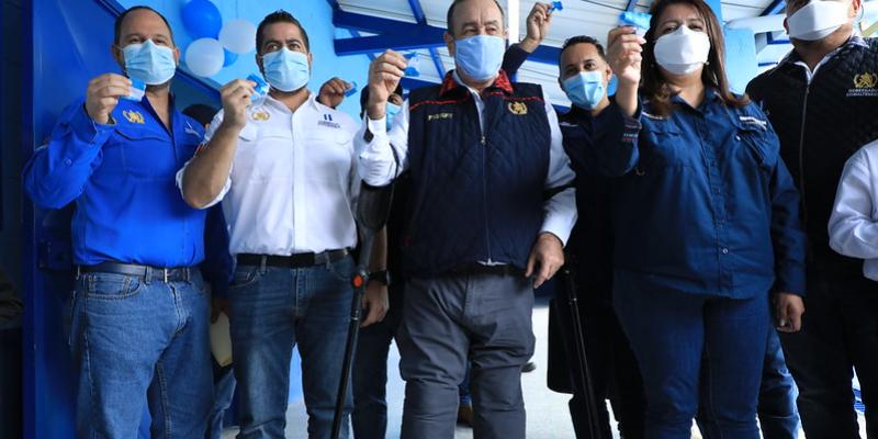 Presidente entrega escuela remozada en Chimaltenango