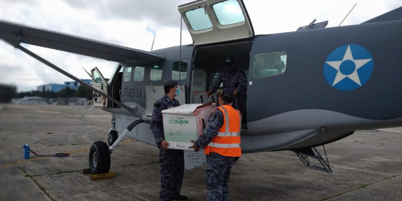 Traslado aéreo de vacunas.