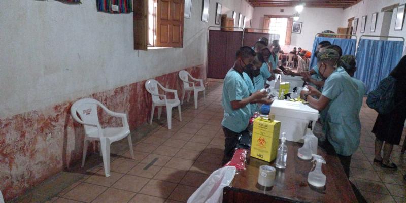 Personal militar apoya vacunación en Chichicastenango.