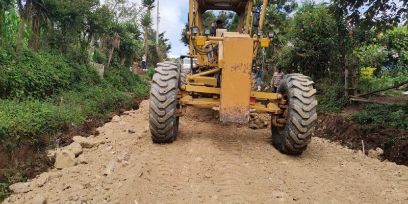 Ejército de Guatemala realiza trabajos de rehabilitación de la red vial terciaria.