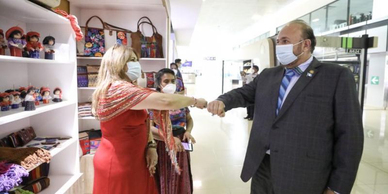 El Ministro de Economía, Antonio Malouf, durante un recorrido por el área de libre comercio en donde se ubican las tiendas. 