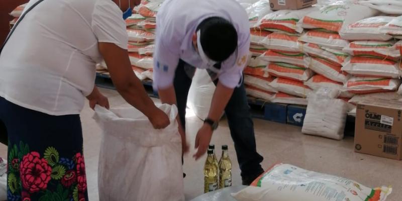 Entrega de alimentos a usuaria de Bolsa Social durante pandemia
