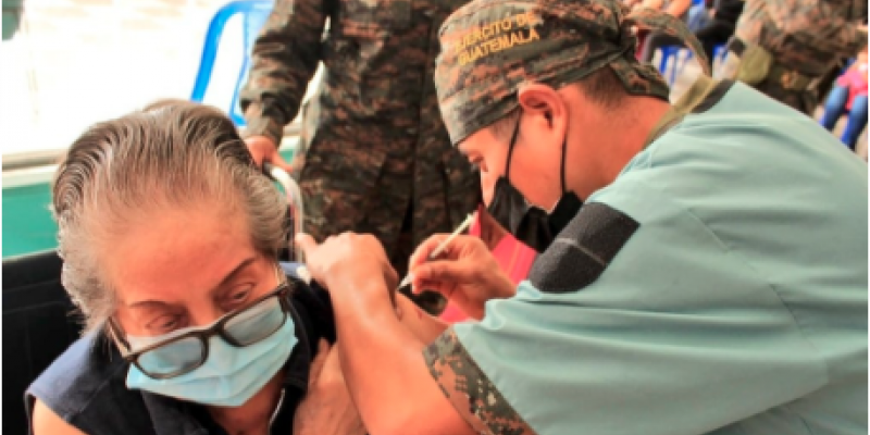 Soldados del Ejército de Guatemala se capacitan para vacunar a la población contra el Coronavirus, COVID-19