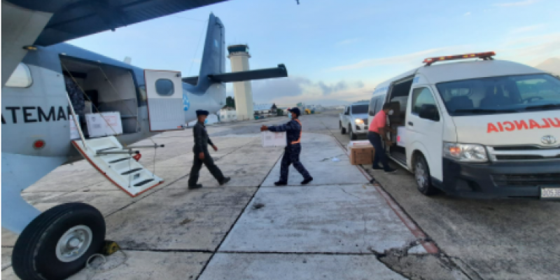 Fuerza Aérea Guatemalteca traslada más de 28 mil vacunas contra el Coronavirus, COVID-19 y otros padecimientos a Petén