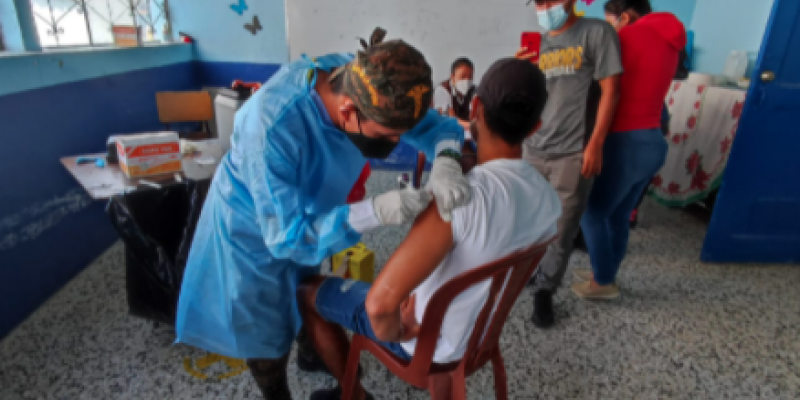 Gran cantidad de guatemaltecos son vacunados contra el Coronavirus, COVID-19 con apoyo de la Quinta Brigada de Infantería