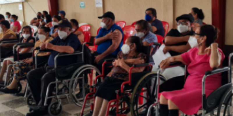 “Guardia de Honor” vacuna a adultos mayores que residen en la “Casa de los abuelitos San José”