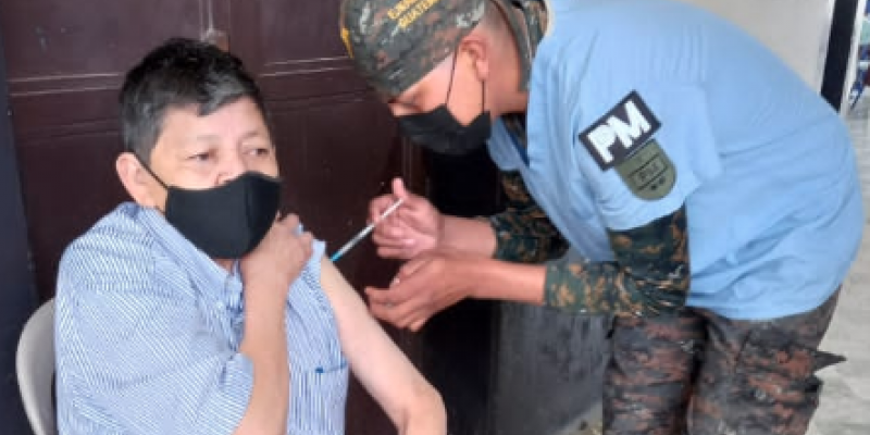 Vacunación de guatemaltecos del área metropolitana avanza con el apoyo del Ejército de Guatemala
