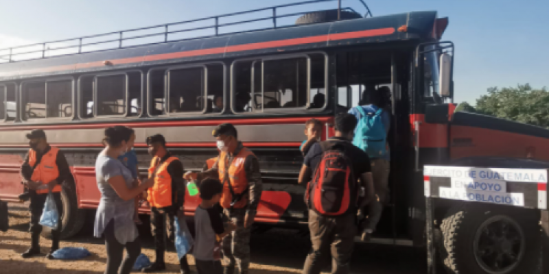 Ejército de Guatemala apoya transporte de migrantes desde frontera El Ceibo hacia frontera El Cinchado