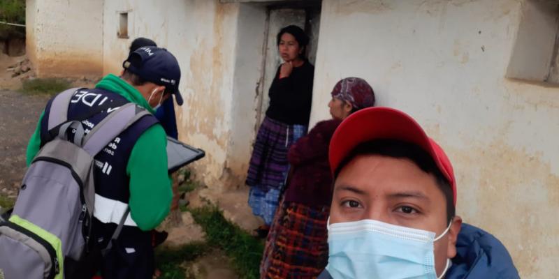 Personal Mides Totonicapán visitando hogares