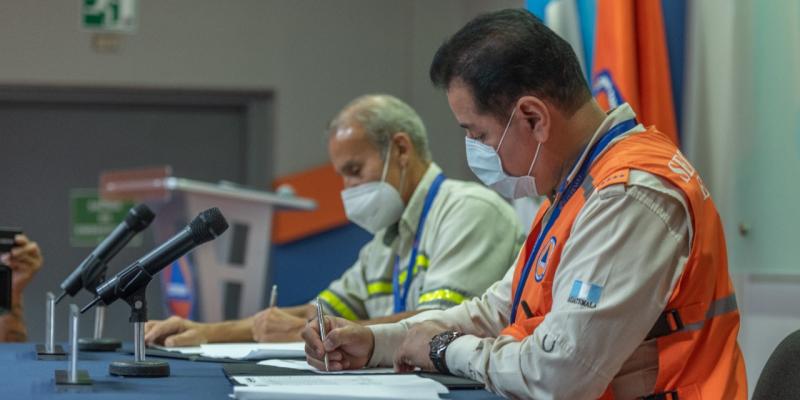 Firma de convenio de cooperación entre la SE-CONRED y Cementos Progreso.