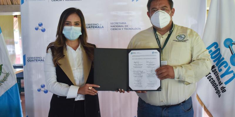 Ana Judith Chan Orantes, Secretaria Nacional de la Secretaría Nacional de Ciencia y Tecnología (SENACYT), y Rony Estuardo Granados Mérida, Gerente del Instituto Nacional de Bosques (INAB) celebran la adhesión del INAB a la Declaración de la Alianza para el Desarrollo de la Ciencia, Tecnología e Innovación en Guatemala.