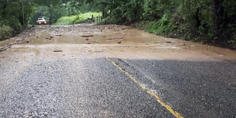 Flujo de lodo afecta carretera en Quezaltepeque, Chiquimula.