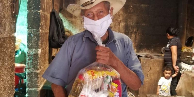 Personal de los Centros de Atención Diurna en todo el país, visitan a los Adultos Mayores para entregarles alimentos, verificar su estado de salud y proporcionarles mascarillas para su protección.