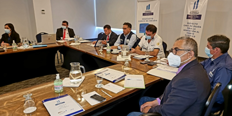 Ministro de Ambiente y Recursos Naturales, Mario Rojas Espino, participa en reunión del proyecto Canje de Deuda.