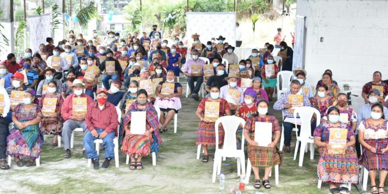 Agricultores beneficiados con escrituras de tierra