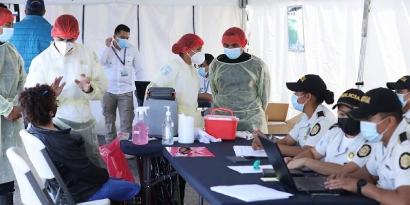 Puesto de vacunación en Plaza Central. 