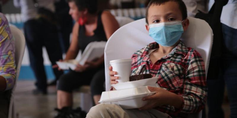 Usuario Comedor Social durante inauguración en Nuevo Viñas