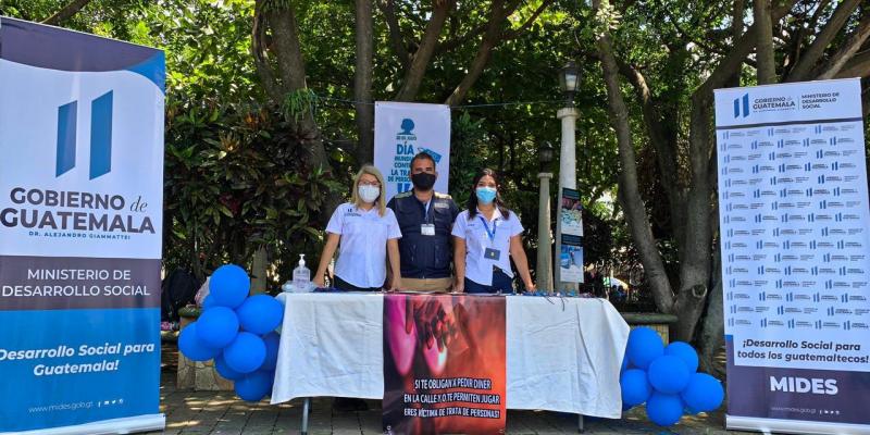 Personal de Mides Mazatenango informando sobre Tata de Personas