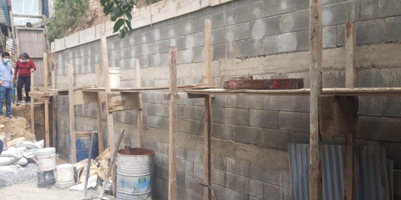 UDEVIPO verifica avance de muros de contención 