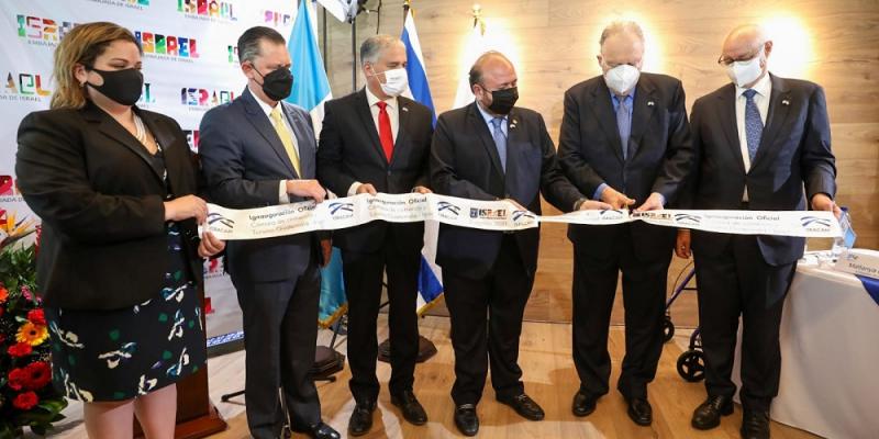 El Ministro de Economía, Antonio Malouf (tercero de derecha a izquierda), acompaña al embajador de Israel en Guatemala, Mattanya Cohen (tercero de izquierda a derecha) durante la inauguración de ISRACAM.