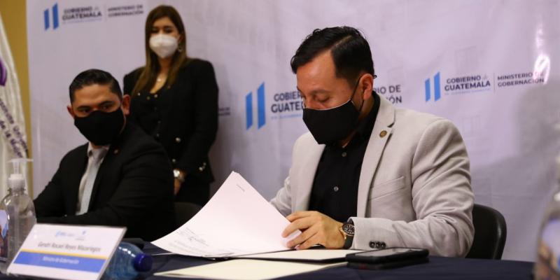 Firman carta de Entendimiento que avala académicamente el curso de actualización «Violencia de Género»