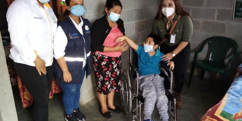 La Dirección de Servicio Social de SOSEP, beneficia a personas con discapacidad con la entrega de equipo médico ambulatorio.