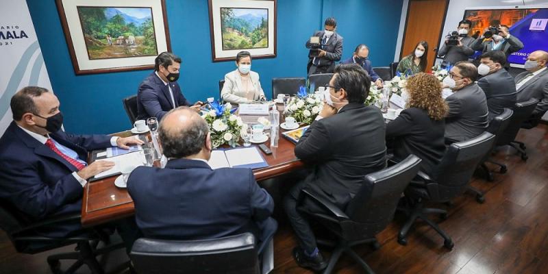 El presidente Giammattei, durante la reunión con el ministro y viceministros del Mineco.