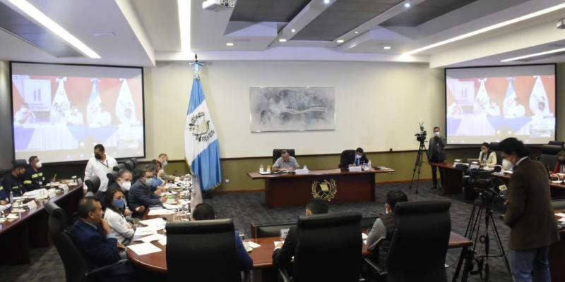 Continuando con los encuentros con los gobiernos locales, el presidente Alejandro Giammattei junto con ministros y secretarios se reunieron con gobernadores y alcaldes de los departamentos de Escuintla y Petén, para dar seguimiento y conocer el avance los compromisos y solicitudes que se consensuaron en enero y abril