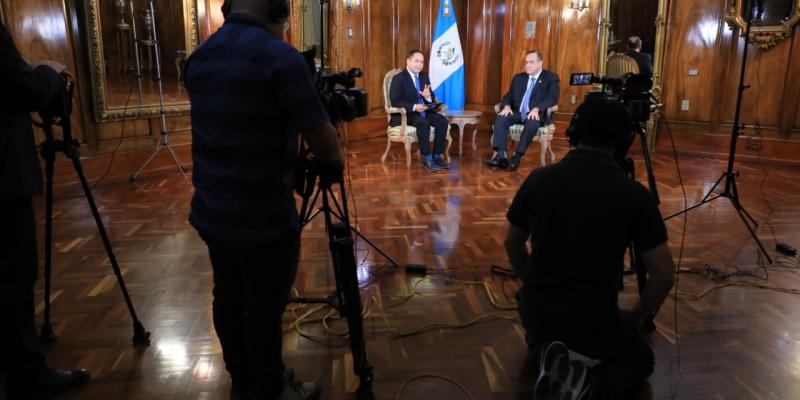 Presidente Alejandro Giammattei en entrevista televisiva. 
