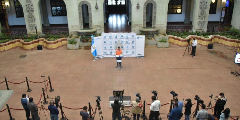 Conferencia de prensa semanal con la presencia de ministros y funcionarios públicos.