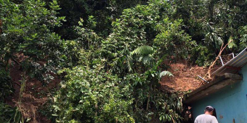 Deslizamiento de tierra daña vivienda en Retalhuleu.