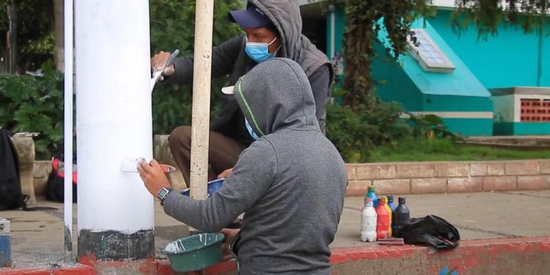 "Arte y turismo" renuevan 48 postes en San Juan Comalapa